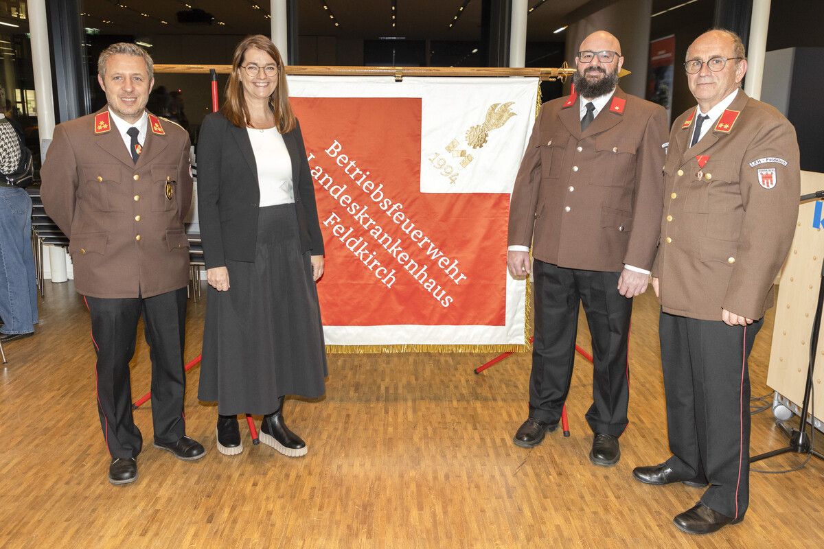 Freuen sich über die neue Fahne der Betriebsfeuerwehr am LKH Feldkirch (v.l.n.r.): Kommandant Christof Dobler, Fahnen-Patin Claudia Mathis, Fähnrich Thomas Kerber und Ehrenkommandant Reinhard Bachmann.⇒ Stefan Zangerl