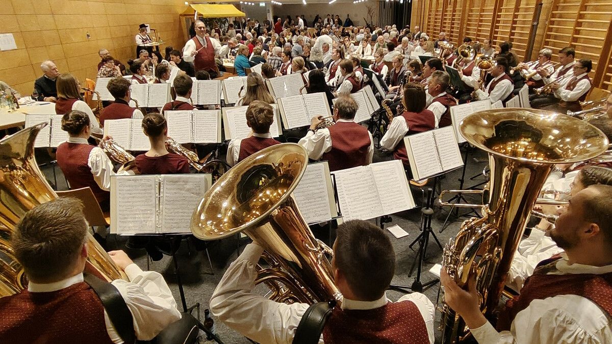 Fröhliche Atmosphäre: Der Musikverein Frastanz sorgte mit traditioneller und moderner Blasmusik für beste Stimmung. ⇒HE