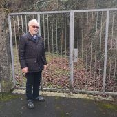 Gut versteckt hinter Efeuranken