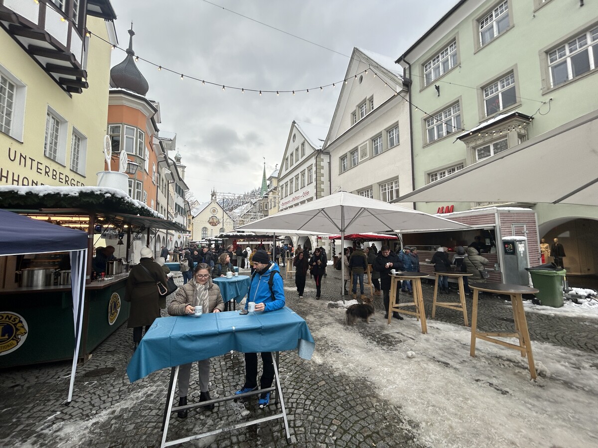 Geschmückt mit dem ersten Schnee läutet der Blosengelmarkt in Feldkirch die Adventzeit ein. ⇒VN/HARTMANN