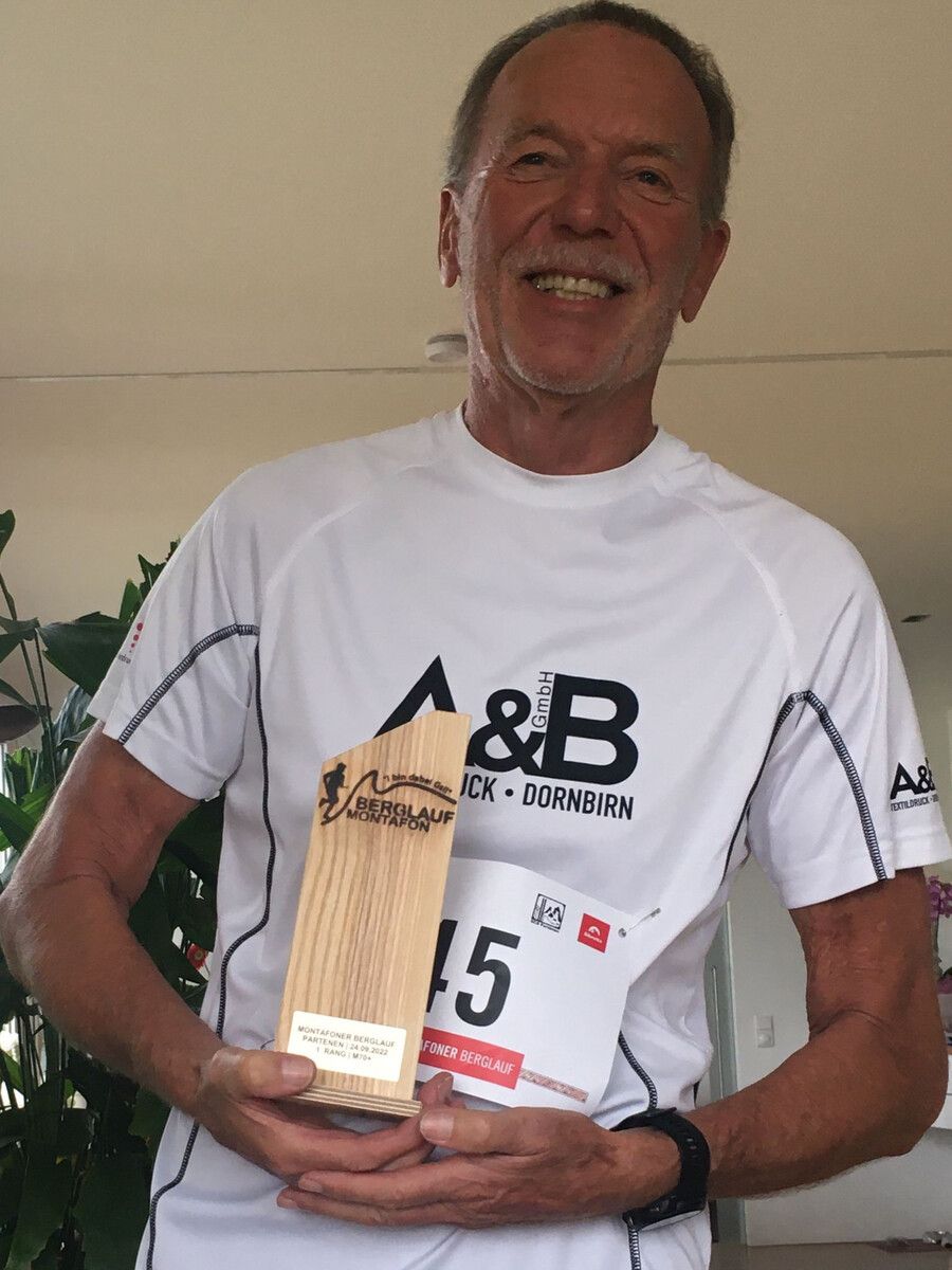 Hansjörg Brändle mit dem Siegerpokal.⇒VN