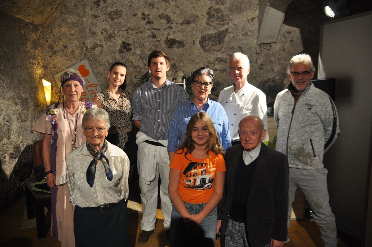 Hintere Reihe: Ingrid Metzler, Ann Katrin Pongruber, Benjamin Schmid, Renate Loacker, Arno Walser, Franz Breuss. Vordere Reihe: Renate Reichart, Chiara Hutter und Robert Domig.