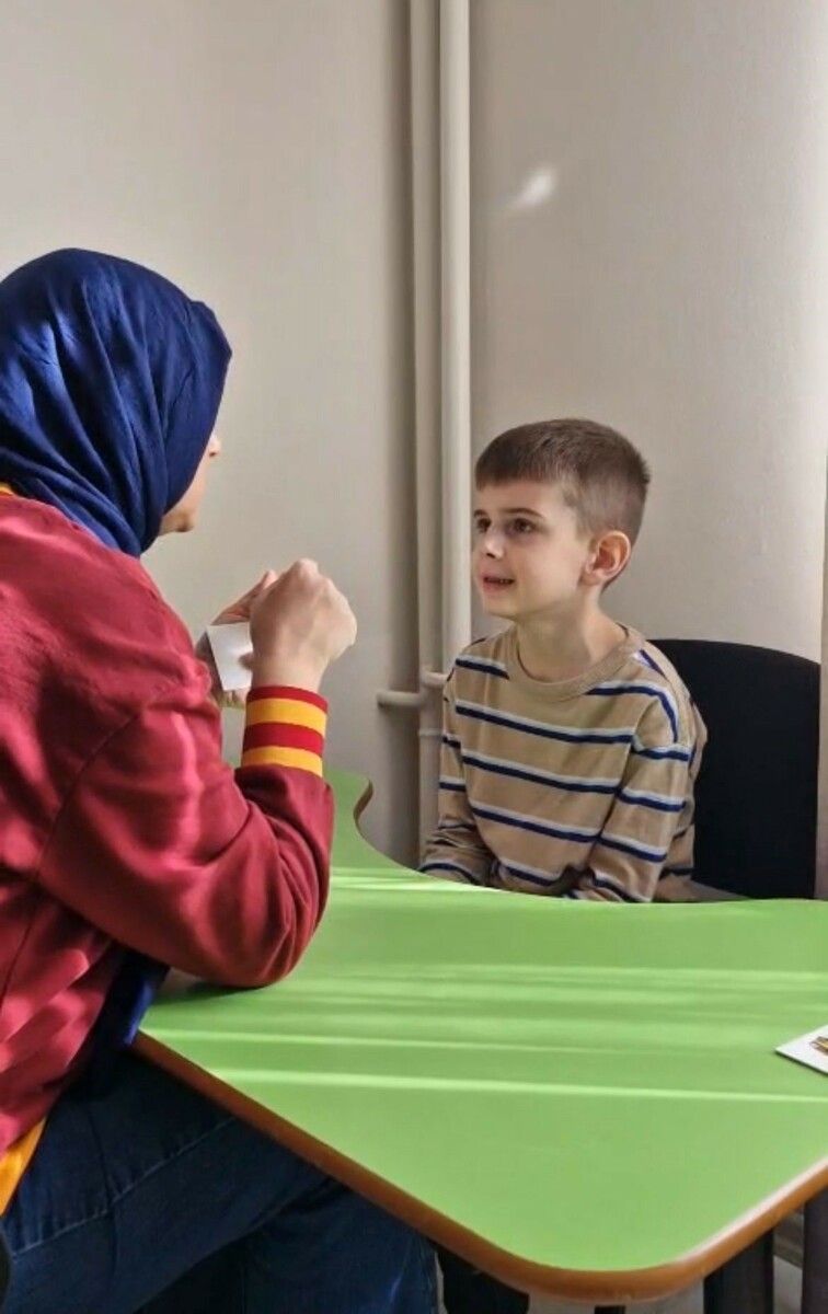 Ilyas schaut seinem Gegenüber in die Augen. Solche Dinge sind Meilensteine im Verhalten des autistischen Buben.