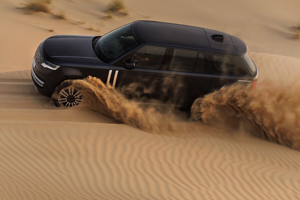 Im kommenden Jahr bringt Land Rover mit dem Range Rover Electric sein erstes Elektro-SUV auf den Markt. Um die Neugier auf den künftigen Vollblut-Stromer zu wecken, wurden jetzt Bilder von in der Wüste fahrenden Entwicklungs-Prototypen veröffentlicht und nebenbei ein Superlativ in Aussicht gestellt: Der Electric könnte laut Land Rover das „leistungsstärkste elektrische Luxus-SUV“ werden. Auf welche Referenzmodelle sich diese Aussage bezieht, bleibt allerdings offen. Zu den derzeit stärksten E-SUV zählen der Lotus Eletre R mit 918 PS und der Tesla Model X Plaid mit 1020 PS.