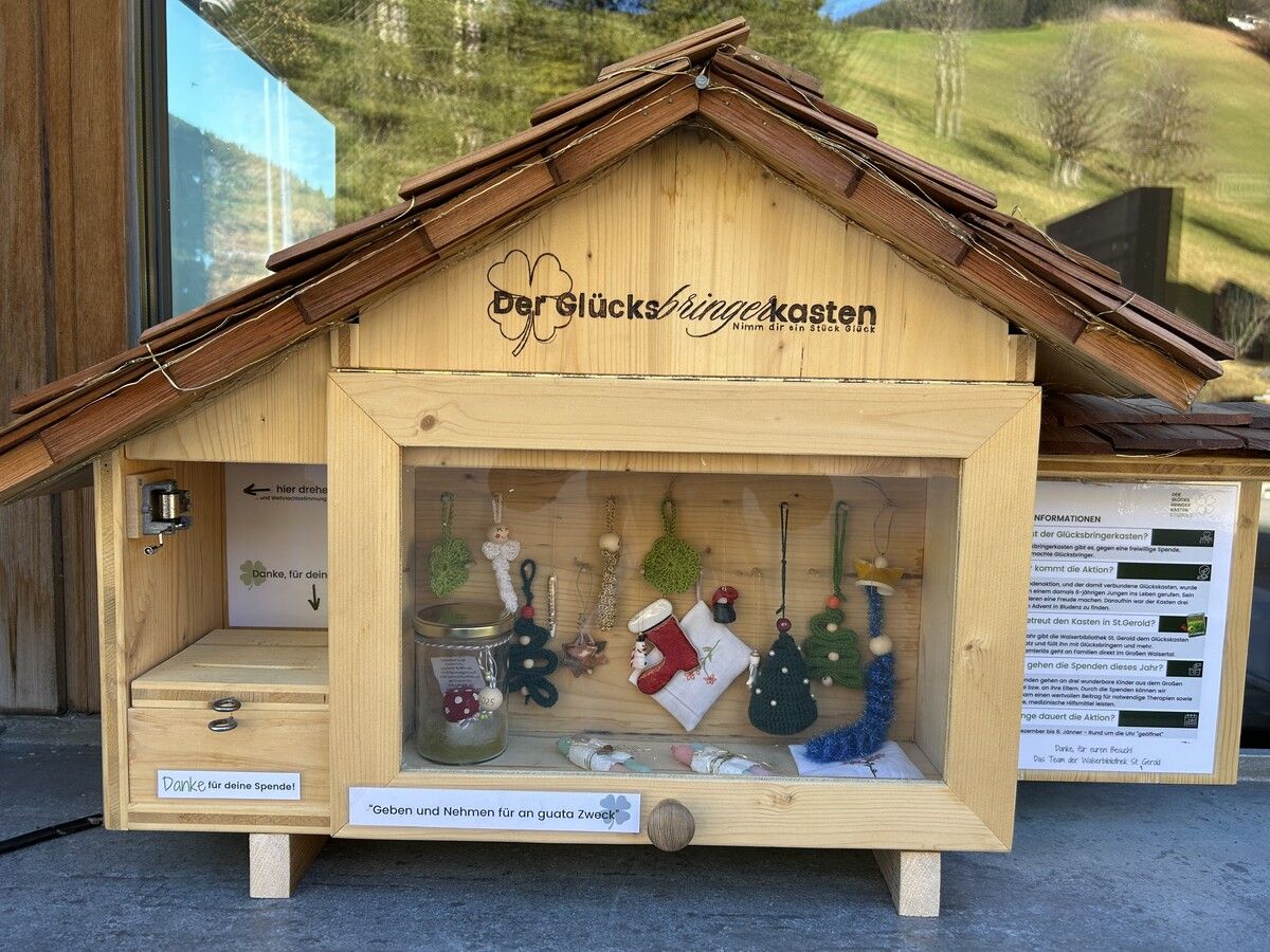 In den Glücksbringerkästen in St. Gerold und Bürs warten handgemachte Glücksbringer darauf, gegen eine Spende mitgenommen zu werden. ⇒HAB