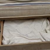 Mutter versteckte Kind jahrelang in Schublade: Sieben Jahre Haft