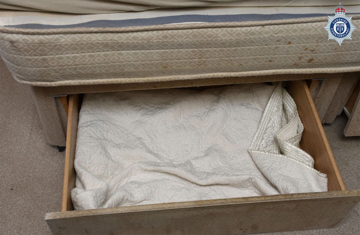 In dieser Schublade wurde das Kind drei Jahre lang versteckt. ⇒Cheshire Constabulary