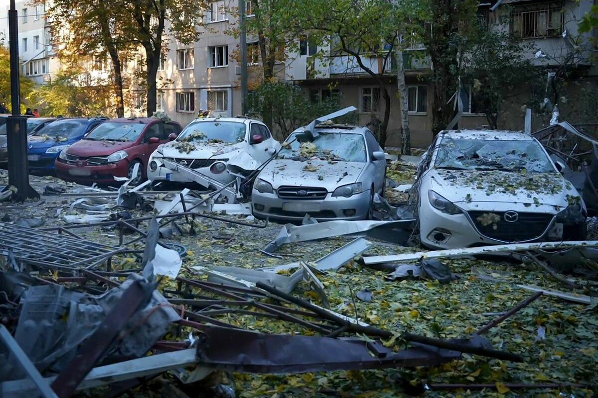 In Odessa wurden ein Hochhaus beschädigt und Fahrzeuge zerstört.⇒AFP