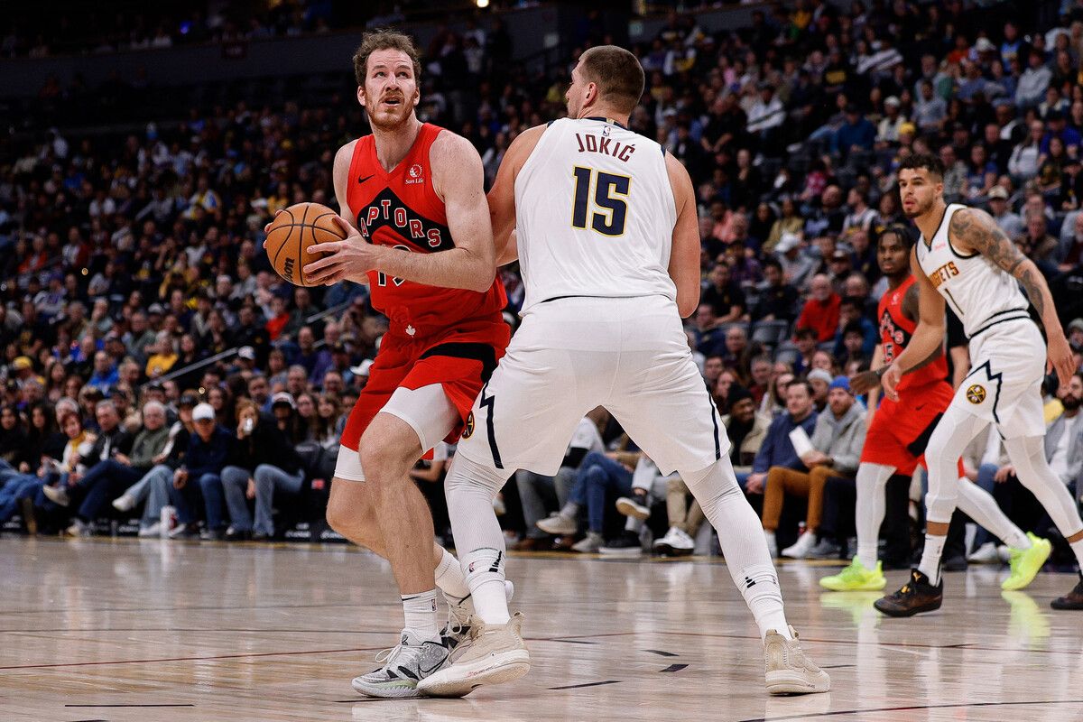 Jakob Pöltl im Duell mit Nikola Jovic. Der serbische Center bilanzierte mit einem Triple-Double aus 28 Punkten, 14 Rebounds und 13 Assists.⇒Reuters