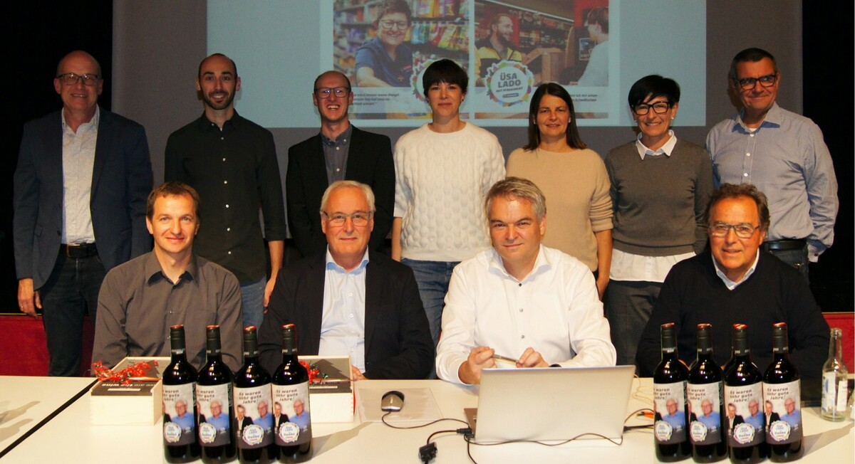 Josef Meusburger (r.) löst Gebhard Erath als Obmann ab, Jörg Meusburger (l.) folgt Josef Moosbrugger als Vize. Stehend v.l.: Walter Moosbrugger, Thomas Dünser, Alexander Pfeiffer, Magdalena Steurer, Elisabeth Flatz-Erath, Margit Metzler und Jochen Mathee.