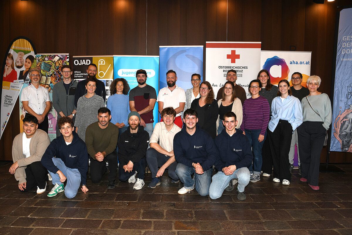 Julian Bendol (v.l.), Robin Studer, Ingo Schrank, Cihan An, Florian Lenz, Emil Schmalfuß, Felix Florian, (hinten v.l.): Elmar Luger, David Starchl, Hannes Judth, Kerstin Lubetz, Monika Muther, Christian Haidinger, Peter Mäser, Silvia Uzundal, Nicole Böhler, Sarah Svoboda, Elias Berchtold, Kristin Ganahl, Andrea Gollob, Valentina Marchetti, Casey Galehr, Judith Thurnher. ⇒Huber