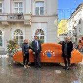 Der Beton-Porsche trägt jetzt orange
