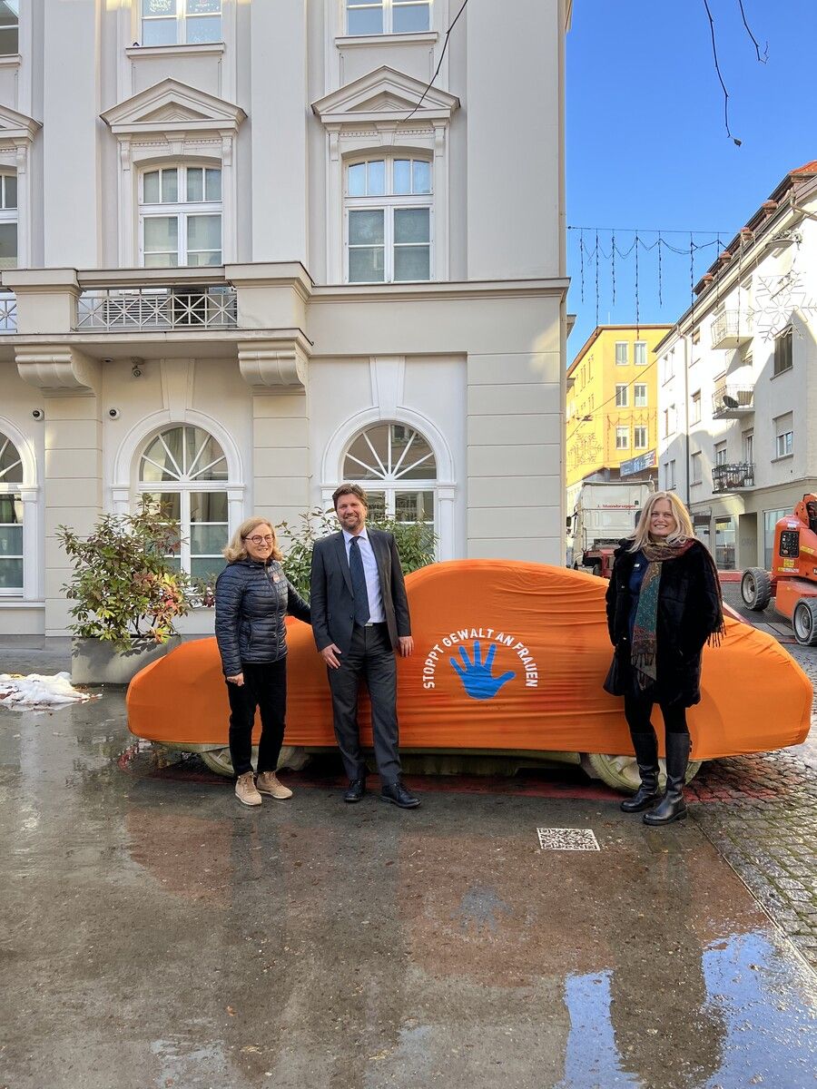 Jutta Dieing, Präsidentin Soroptimist International Club Bregenz/Rheintal, Hypo-Vorarlberg-Vorstandsvorsitzender Michel Haller und Petra Werkovits, Unionspräsidentin von Soroptimist International Österreich.