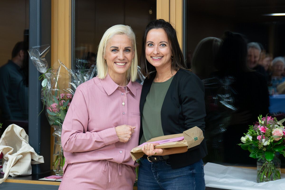 Katja Carbonare (links) und Veronika Mennel als Texterin des neuen Buchs. ⇒MAM