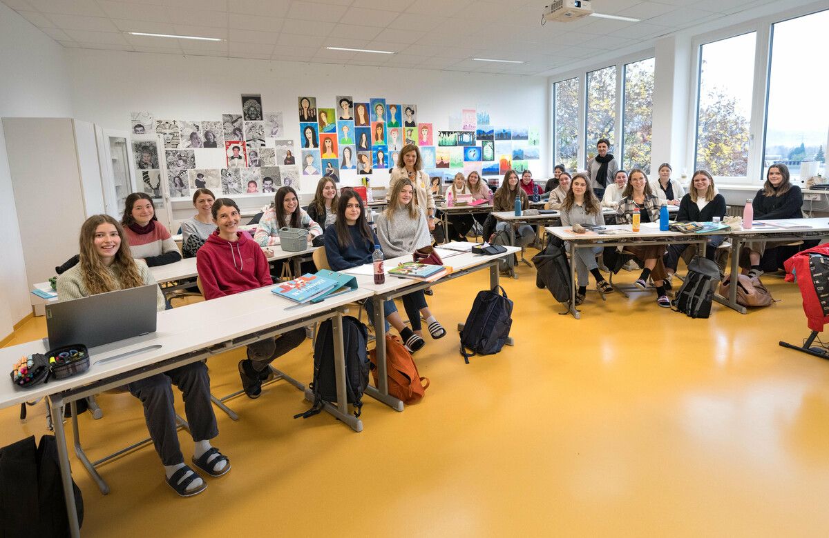 Keine gewöhnliche Schulklasse. Die Damen hier sind zwischen 18 und 40 Jahre alt und voll motiviert.⇒ VN/Stiplovsek