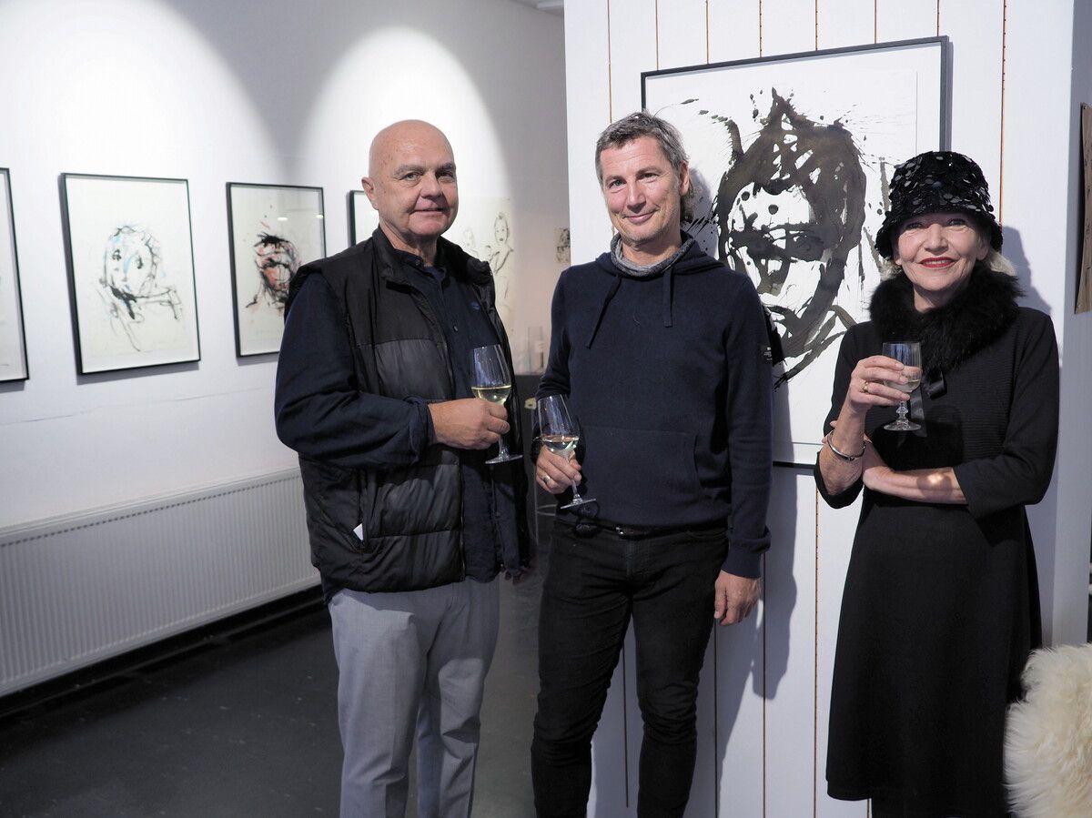 Künstler Hannes Widmann mit Vernissageredner Klaus Feldkircher und Galeristin Sylvia Janschek bei der Ausstellungseröffnung. ⇒sie