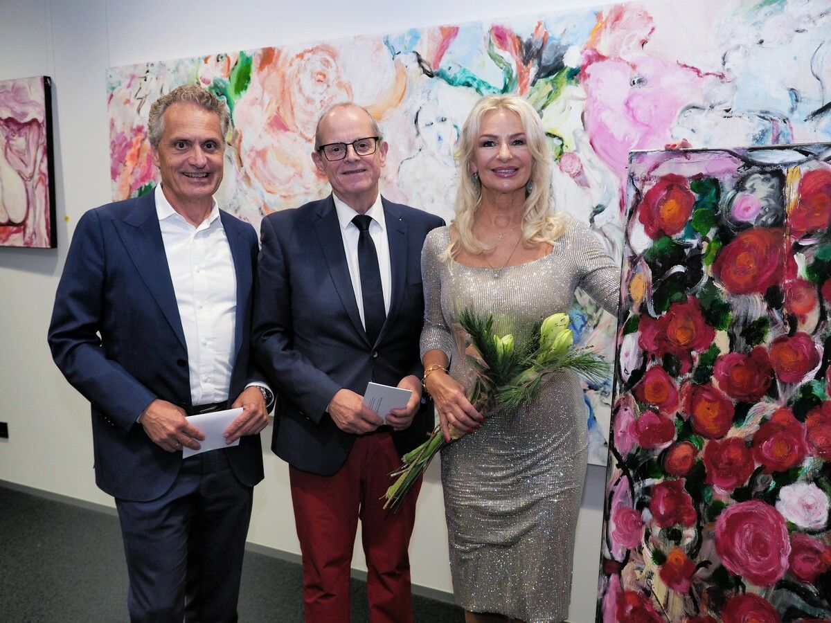 Künstlerin Gertraud Maria Zumtobel mit ÖAMTC-Vorarlberg-Clubdirektor Michael Kubesch und Vernissageredner Jürgen Wagner (Vorarlberger Auto-Touring-Club) bei der Ausstellungseröffnung. SIE