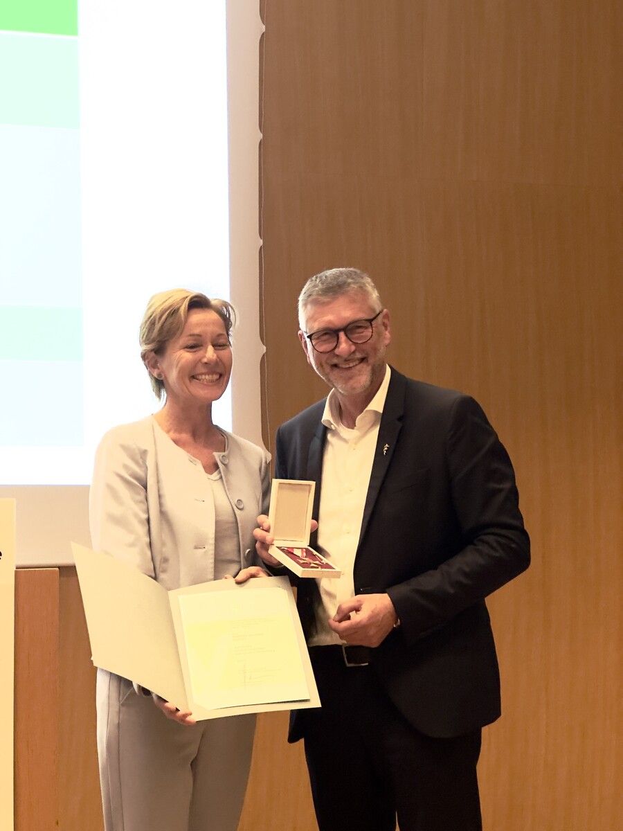 Landesrätin Martina Rüscher wusste Manfred Brunner zu überraschen.