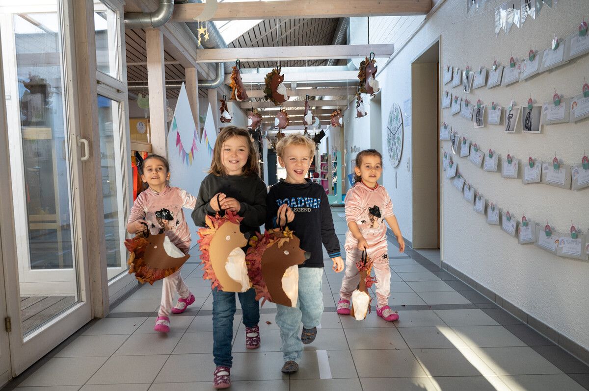 Lea Walser bereitet ihre rund 60 Kindergartenkinder seit drei Wochen auf das Laternenfest vor. Die Kinder freuen sich schon auf ihren Laternenumzug. ⇒VN/Serra