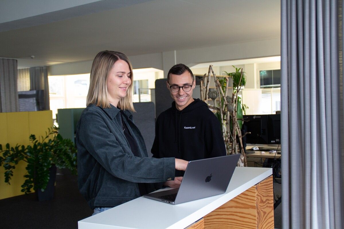 Lena Natter kam aus der Bankenwelt ins Digital Business. Auf dem Bild ist sie mit ihrem aktuellen Mentor Stefan Theißl zu sehen.⇒Fusonic