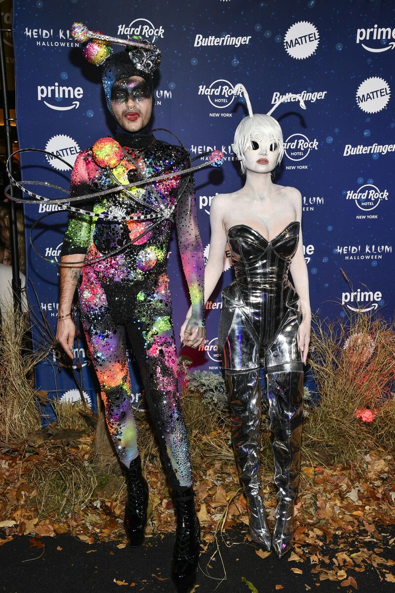 Leni Klum mit Bill Kaulitz, der als Universum verkleidet war.⇒AP