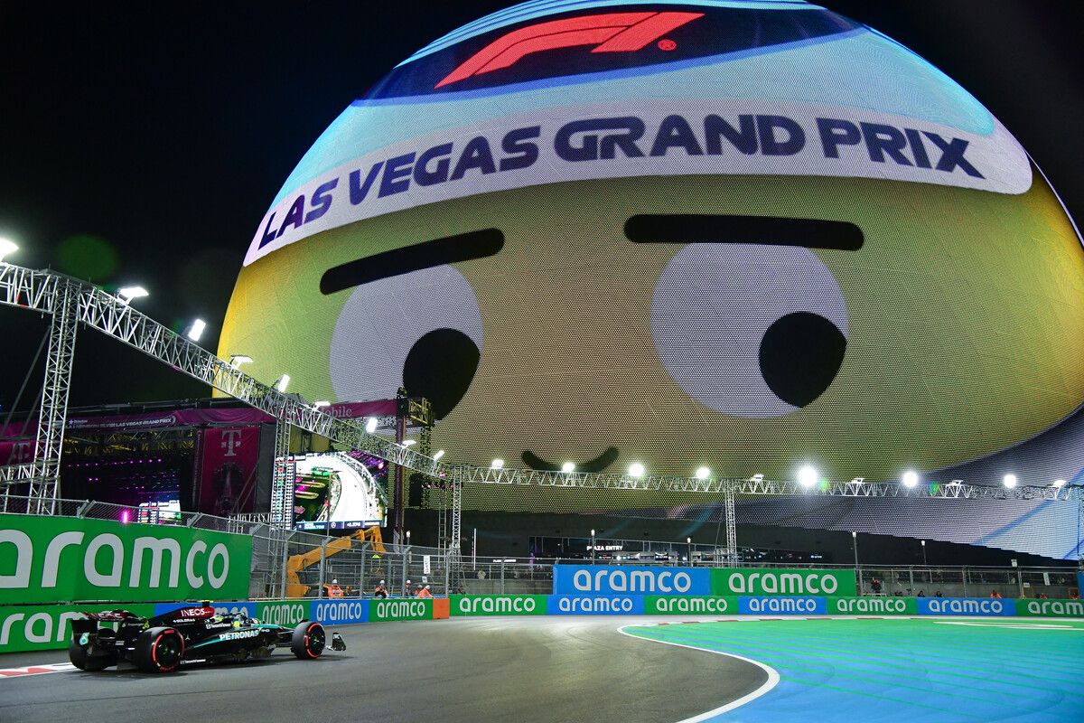 Lewis Hamilton legte bei den Trainings unter Beobachtung des „Smiley“ der „Sphere“ in Las Vegas in beiden Trainings die schnellsten Zeiten auf die Strecke im Wüstenstaat.⇒USAtoday