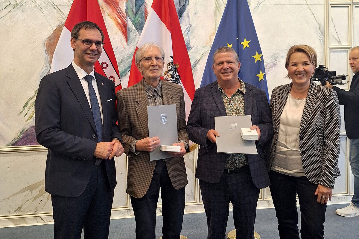 LH Markus Wallner (links) übergab im Beisein von Bgm. Andrea Kaufmann (rechts) das Verdienstzeichen an Günter Hagen (2.v.l.) und Klaus Zimmermann.⇒stadt dornbirn