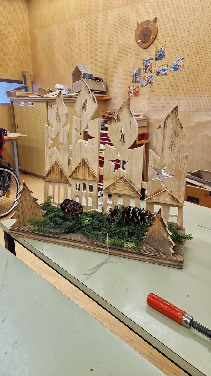 Liebevoll gestaltete Weihnachtsdekorationen stehen zum Verkauf. ⇒Caritas