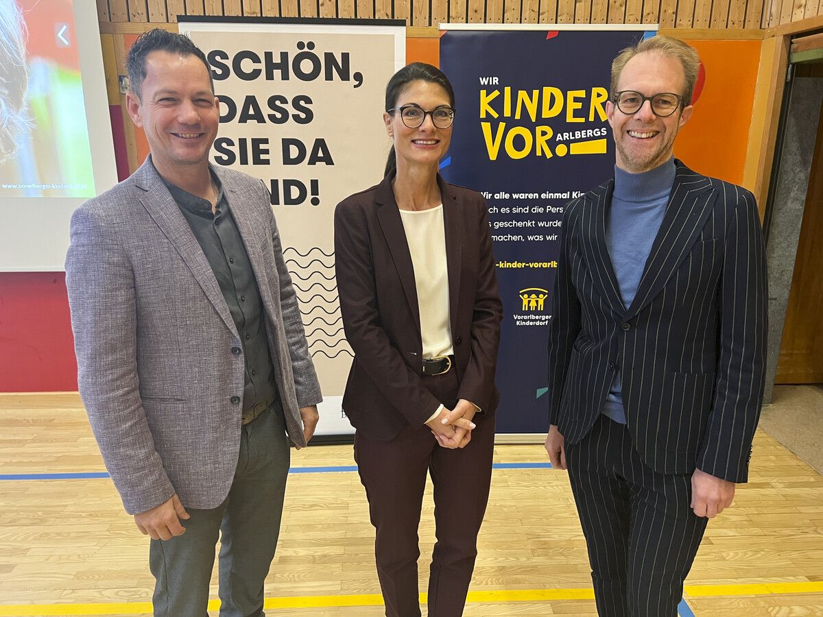 Luden zum 33. Bregenzer Unternehmerfrühstück: Robert S. Salant, Karin Mäser und Kinderdorf-GF Simon Burtscher-Mathis. ⇒franc