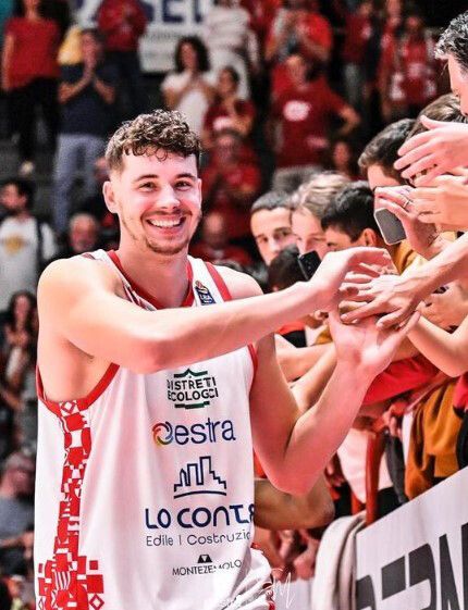 Luka Brajkovic wird nach Spielschluss von den Fans gefeiert.⇒VN