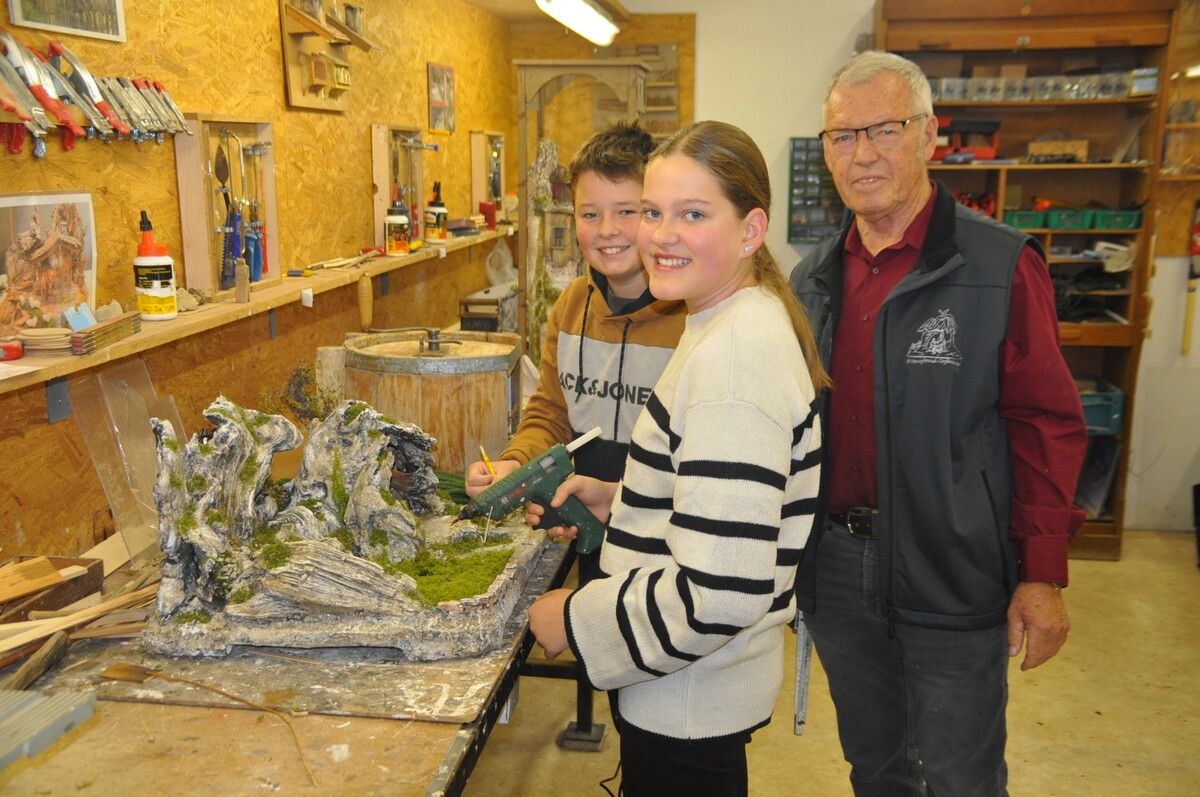 Lukas Fetz (12) Helene Bickel (12) und Pirmin Dobler sind Krippenbauer. ⇒HAB