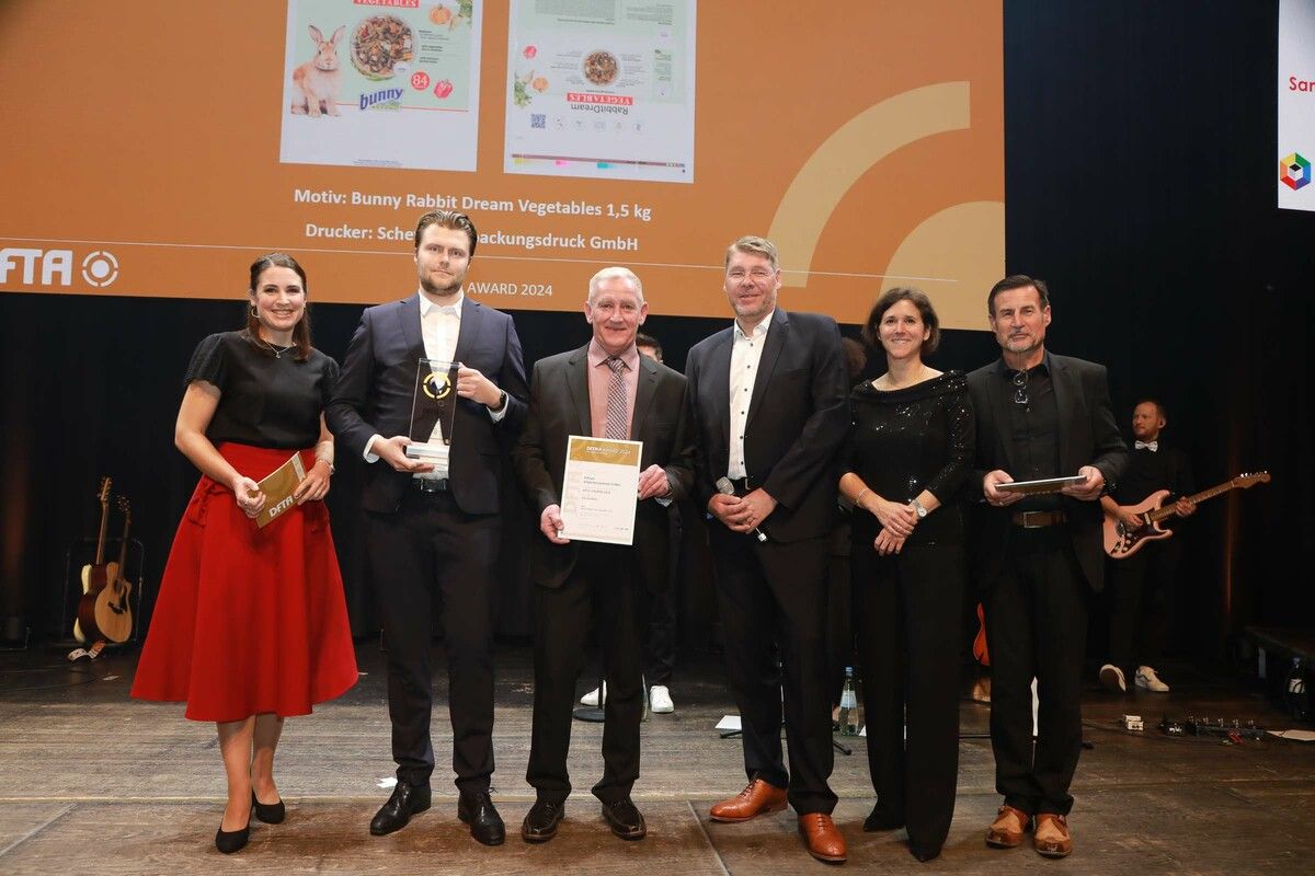 Lukas Wiesenegger mit der Trophäe und Druckereileiter Elmar Fleisch (mit Urkunde). ⇒FA