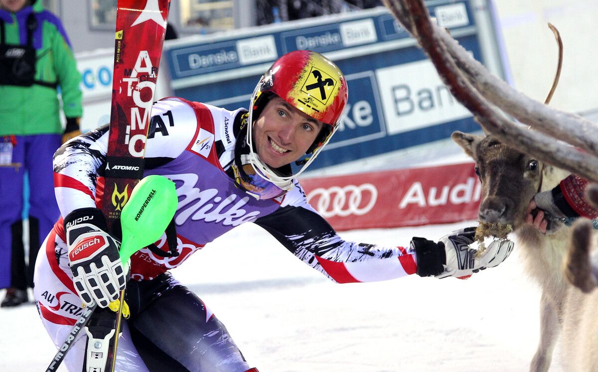 Marcel Hirscher 2013 nach seinem ersten Sieg in Levi. Das als Prämie überreichte Rentier benannte der Ski-Star nach seinem Vater Ferdinand.⇒gepa