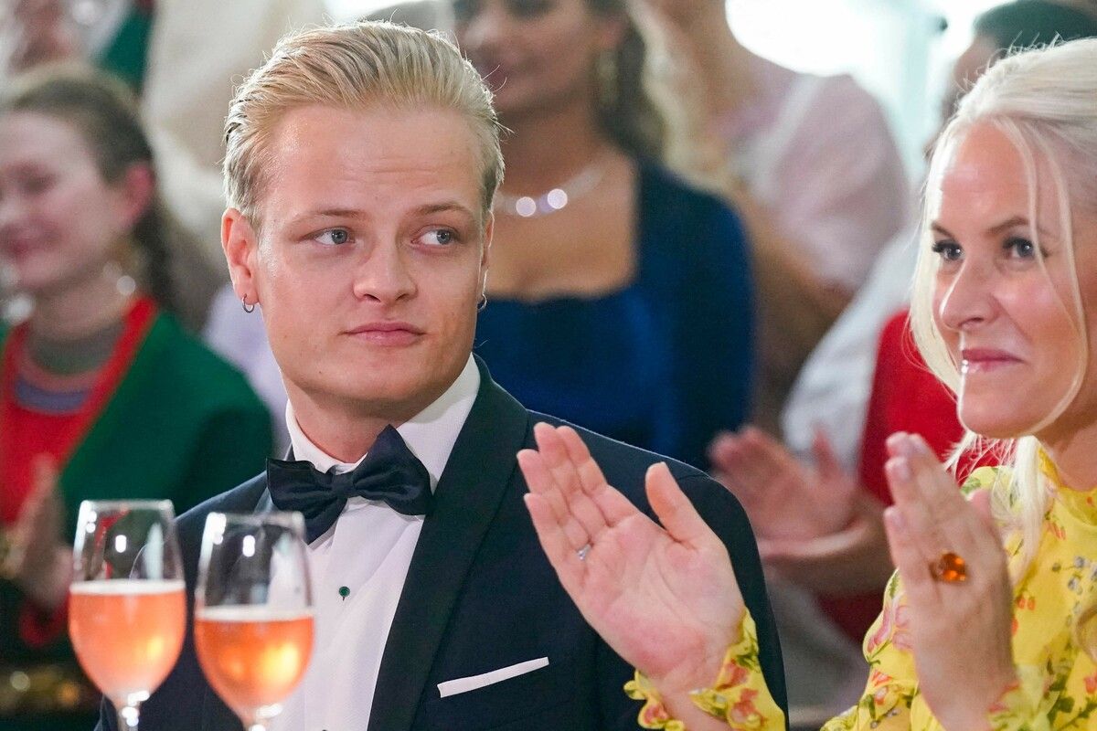 Marius Borg Høiby mit seiner Mutter Kronprinzessin Mette-Marit bei einer Veranstaltung 2022.⇒afp
