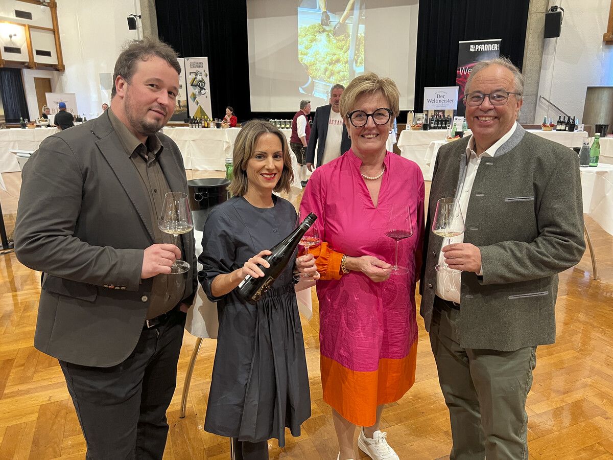 Markus Pfanner, Anna Alacker, Marie-Luise Dietrich und Walter Pfanner luden zur Degustation.⇒ Franc