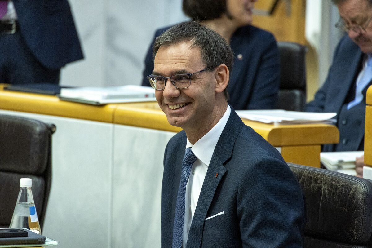 Markus Wallner (ÖVP) Im Unterschied zu Ihnen werfe ich keine Steine nach. Wenn ich zehn Jahre mit jemandem zusammenarbeite, verliere ich kein schlechtes Wort darüber. Aber ich habe kein Geheimnis daraus gemacht, dass wir uns ein Stück weit auseinandergelebt haben.