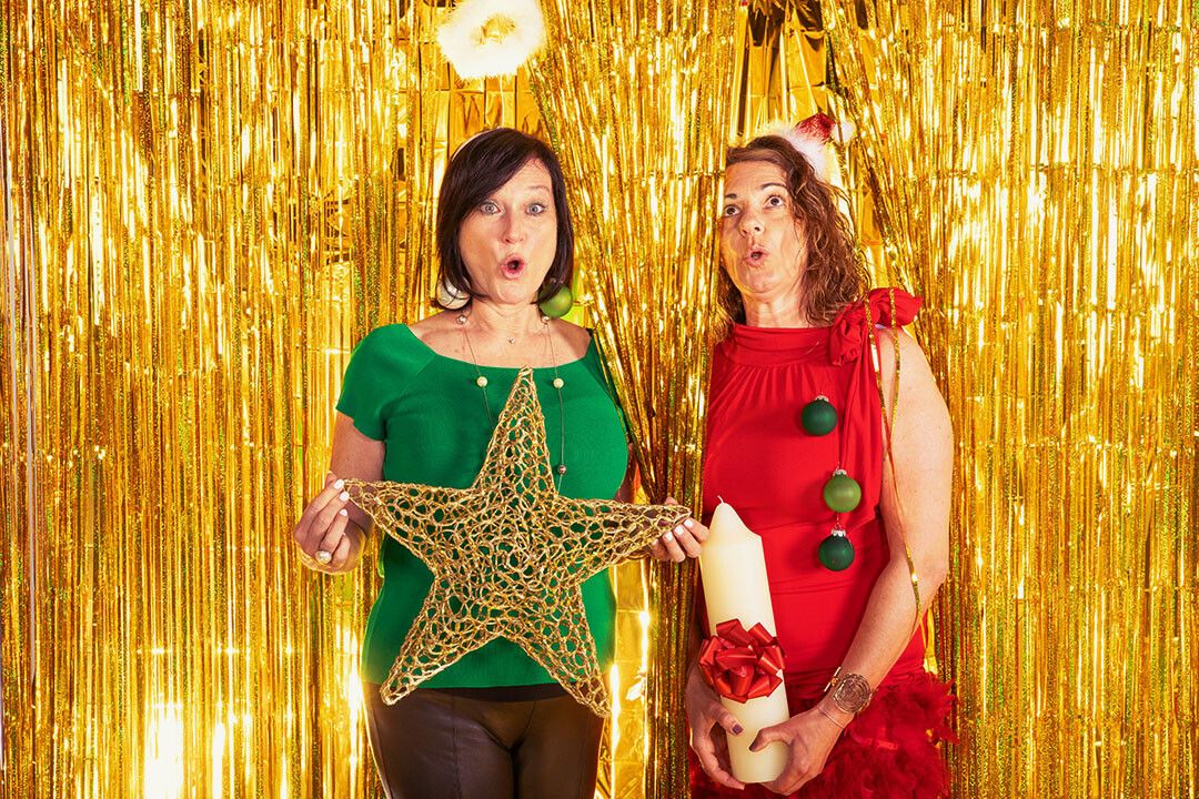 Marlies Kupnik und Sandra Aberer laden zum humorvollen Weihnachtschaos in den Löwen ein.⇒marc zosel
