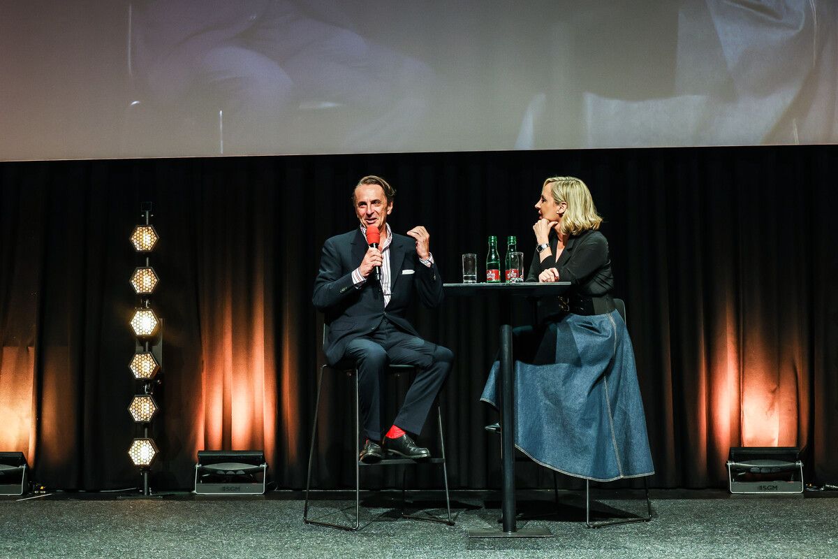 Medienmanager Christian Rainer im Gespräch mit Moderatorin Nadja Bernhard.