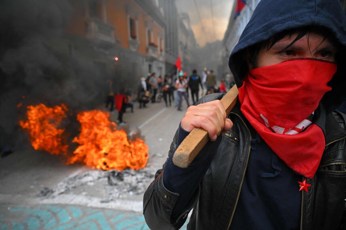 Menschen protestieren in Quito gegen die Ausweitung der Stromabschaltung auf 14 Stunden am Tag – eine extreme Maßnahme der Regierung Ecaduors zur Bewältigung der schlimmsten Dürre seit 60 Jahren. AFP