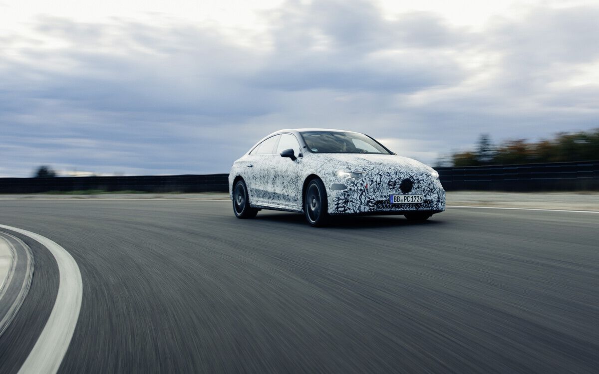 Mercedes schickt im kommenden Jahr die Neuauflage des CLA ins Rennen. Neben dem bereits lange angekündigten Elektromodell mit 800-Volt-Technik, neuer Plattform und Reichweiten jenseits der 700 Kilometer wird es von der viertürigen Coupé-Limousine auch eine Verbrenner-Variante geben. Hintergrund ist der Strategie-Schwenk von „electric only“ zu „electric first“. Der von Mercedes entwickelte Vierzylinder wird bei Geely gebaut und mit einem 48-Volt-System sowie einem elektrifizierten Getriebe kombiniert. Details nennt der Hersteller noch nicht.