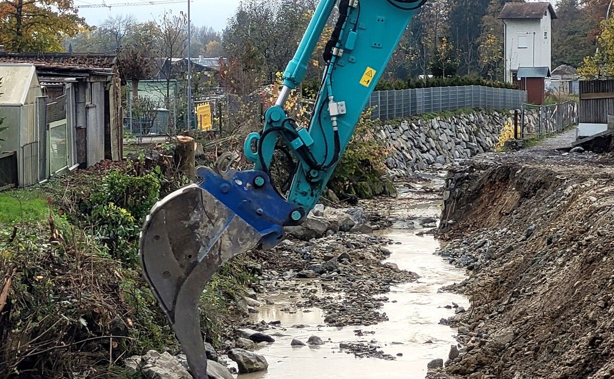 Meter um Meter arbeiten sich die Baumaschinen zwecks Anlegung einer Prallufersicherung samt Verbesserung der Sohlstruktur Richtung L1 Hofriedenstraße/Lochau bzw. Allgäustraße/Hörbranz voran.⇒bms