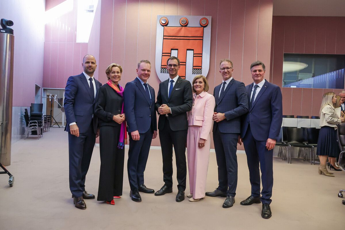 Mit Allgäuer (r.) und Bitschi (3. v. l.) gibt es zwei neue Gesichter in der Regierung.⇒VN