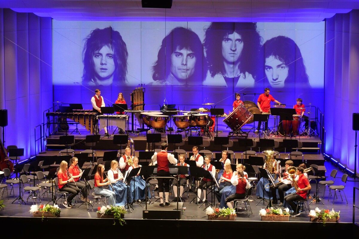Mit „Bohemian Rhapsody” von Queen begeisterte die Jungmusik die Zuhörer. ⇒HE