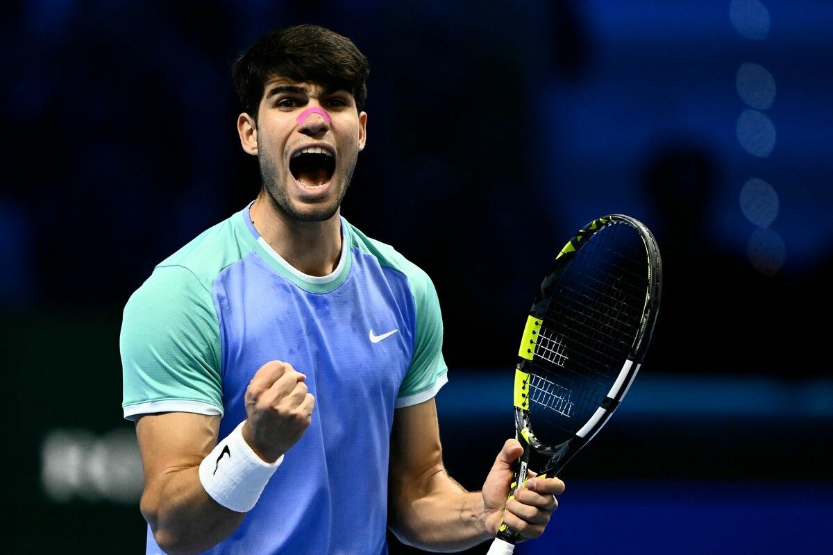 Mit pinkem Nasenpflaster zum Sieg über den Russen Andrej Rublew: Carlos Alcaraz bleibt damit bei den ATP-Finals in Turin weiter im Rennen um das Halbfinale.⇒apa