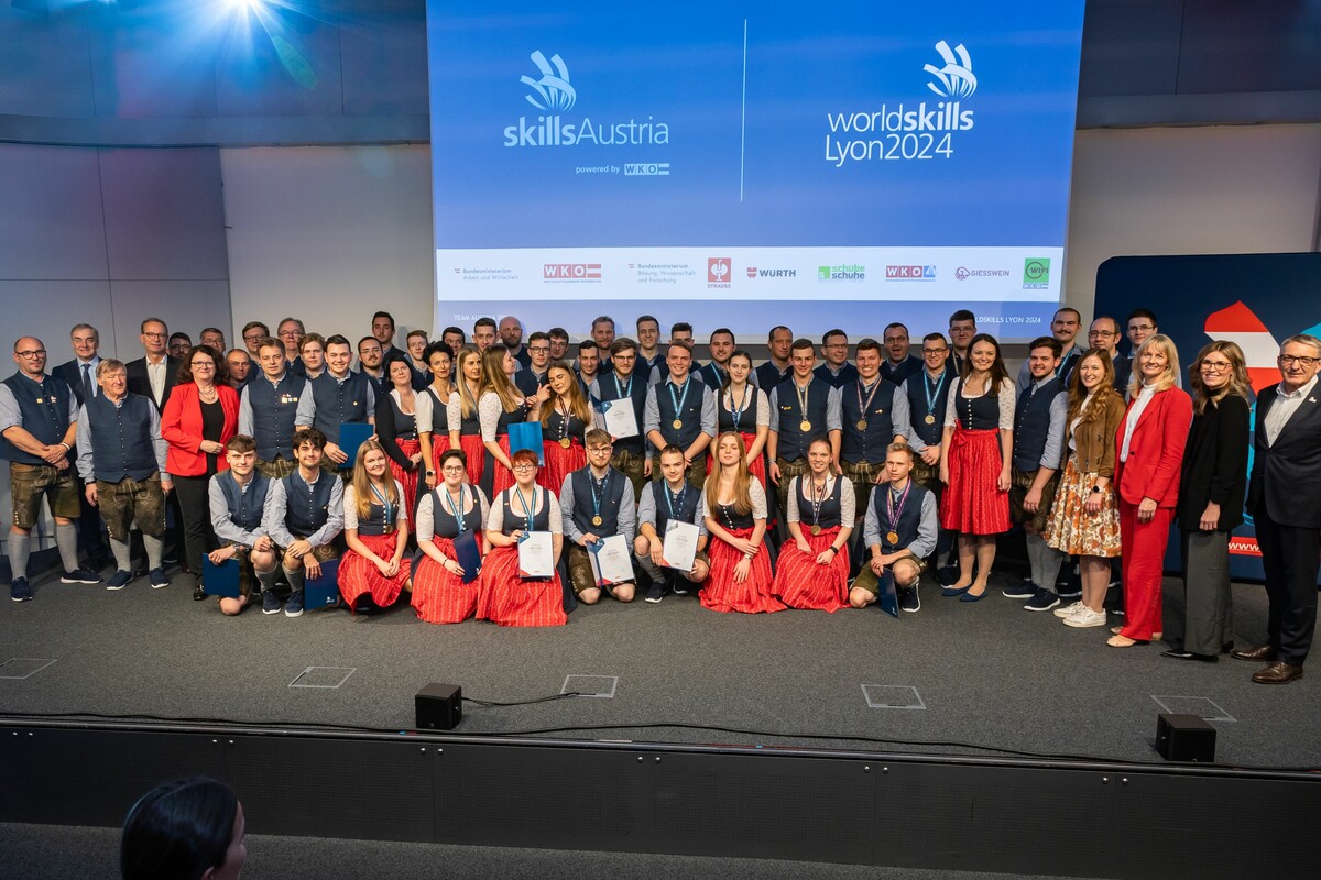 Mit sieben Medaillen und 22 Leistungsdiplomen war Team Austria die sechstbeste Nation bei den Berufsweltmeisterschaften in Lyon. Die 47 Teilnehmenden wurden in einem hochkarätig besetzten Empfang in der Wirtschaftskammer Österreich geehrt. ⇒FA/lackner