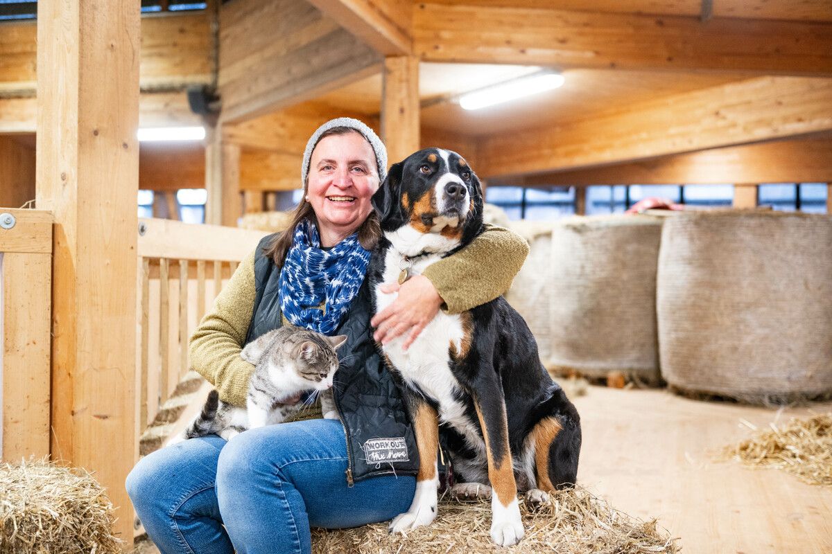 Monika Ebenhoch mit Katze Sputnik und Hündin Frieda. ⇒VN/Rhomberg