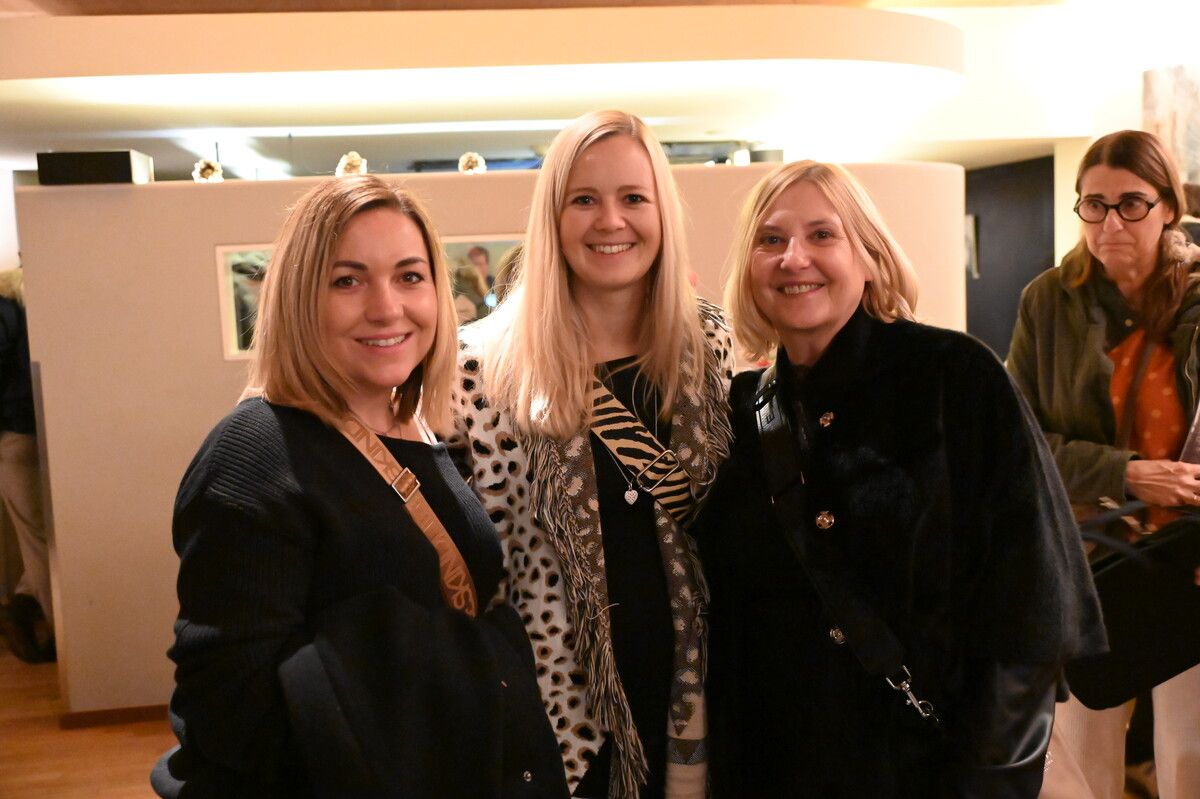 Nadine, Sabrina und Ines bestaunten die Kunstwerke.
