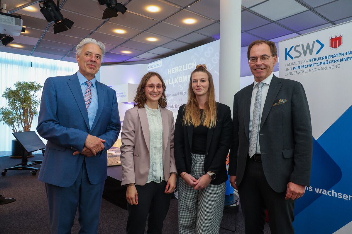 Nikolaus Zorn, Senatspräsident des VwGH i.R., Chiara Aberer, Pia Boeschen und KSW-Präsident Jürgen Reiner.⇒VN/Steurer
