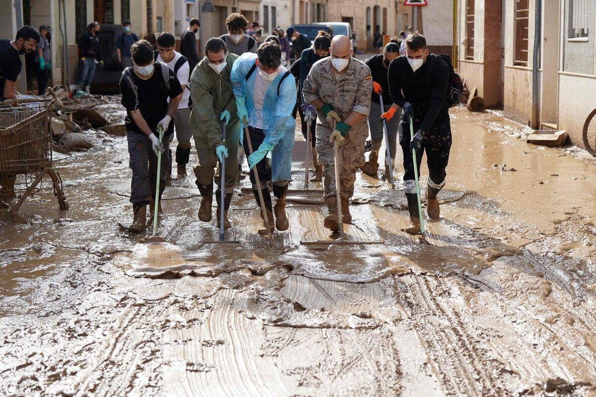 Noch immer sind viele Straßen mit Schlamm bedeckt.⇒AFP