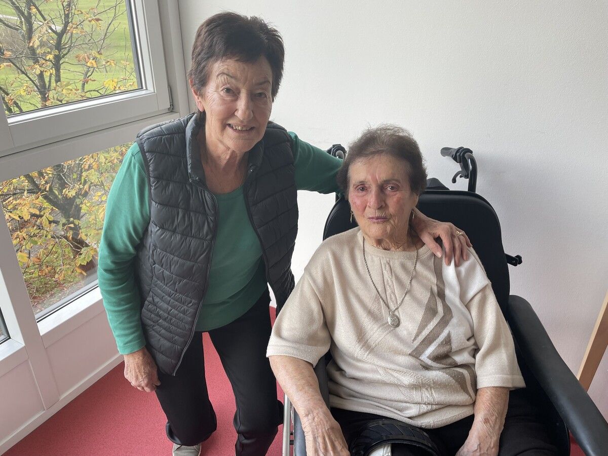 Olga hat im Pflegeheim Besuch von Lydia (l.) bekommen. Die beiden Frauen kennen sich vom Kirchenchor.
